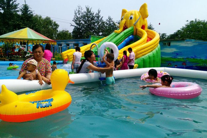 华南热作学院儿童充气游泳池